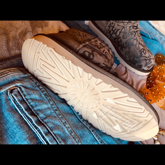 UGG Size 7 Mini Boot Graffiti UGG Orange/Tan/Brown - Picture 15 of 16